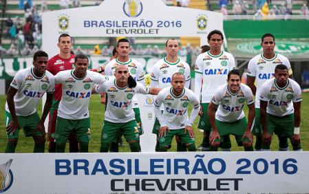 Jogadores da Chapecoense posam para foto antes de jogo do Campeonato Brasileiro em maio. 22/05/2016 REUTERS/MAFALDA PRESS/Marcio Cunha