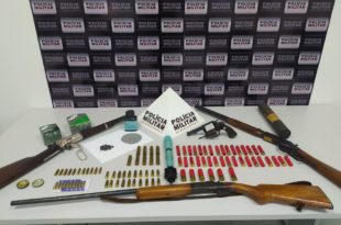 No destaque da foto há uma granada de uso exclusivo do Exército Brasileiro