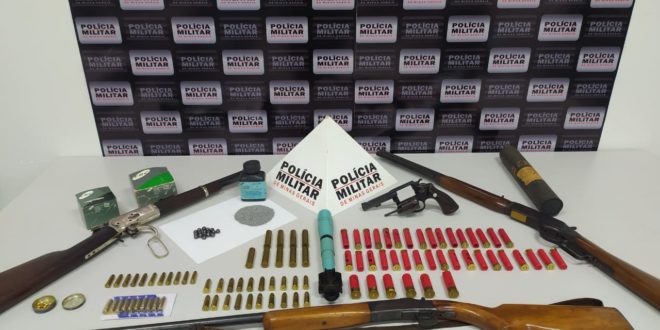 No destaque da foto há uma granada de uso exclusivo do Exército Brasileiro