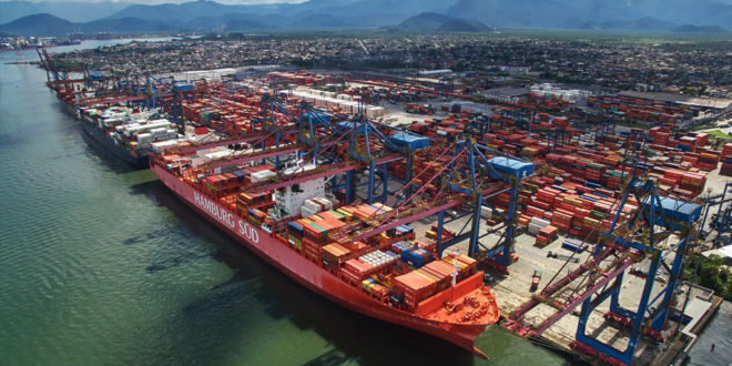 Imagem de um navio atracado no Porto de Santos (SP)